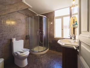 希俄斯Filoxenia Hotel的带淋浴、卫生间和盥洗盆的浴室