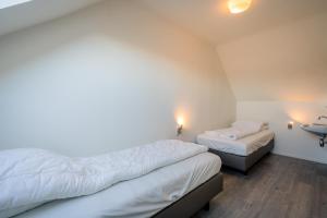 德瓦尔Nieuwlanderweg 57的一间卧室配有两张床和水槽
