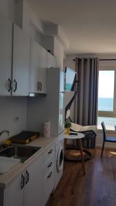 都拉斯Arteg Apartments - Full Sea View的厨房配有水槽和桌子。
