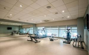 新德里新德里国际机场T3航站楼智选假日酒店的一间健身房,里面配有数台跑步机和机器