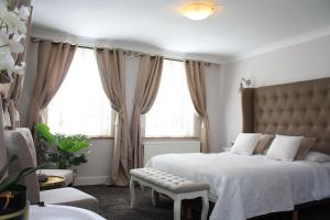 达默维尔霍夫酒店的一间卧室配有一张床、一把椅子和窗户。