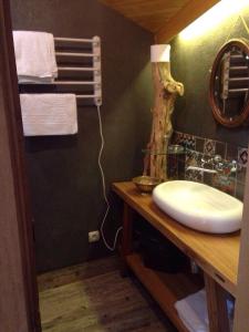 第比利斯Craftsman's Home的一间带水槽和镜子的浴室