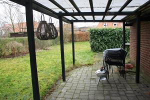 埃斯比约(014) Frodesgade 129的庭院设有两把椅子和一个凉亭