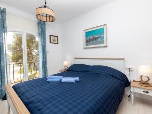 兰卡Apartment Santa Isabel by Interhome的一间卧室配有蓝色的床和2条蓝色毛巾