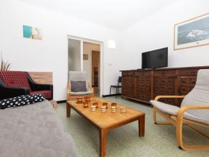 兰卡Apartment Cambre d'Aze by Interhome的带沙发和咖啡桌的客厅