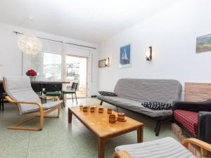 兰卡Apartment Cambre d'Aze by Interhome的客厅配有沙发和桌子