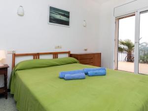 兰卡Apartment Cambre d'Aze by Interhome的一间卧室配有绿床和两个蓝色枕头