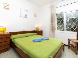 兰卡Apartment Cambre d'Aze by Interhome的一间卧室配有一张带绿色床单的床和一扇窗户。