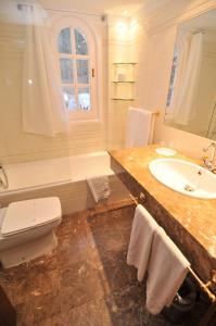 坎普罗东Hotel Edelweiss的浴室配有盥洗盆、卫生间和浴缸。
