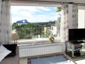 莫莱拉Holiday Home San Jaime Golf - MRA710 by Interhome的阳台景大窗户