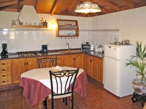 Holiday Home El Castillo - BUV134 by Interhome的厨房或小厨房