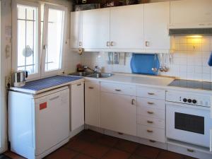 Holiday Home Grande Ramaline - LCA165 by Interhome的厨房或小厨房