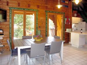 莫比松Holiday Home L'Escouarte - MAU170 by Interhome的一间带木桌和椅子的用餐室