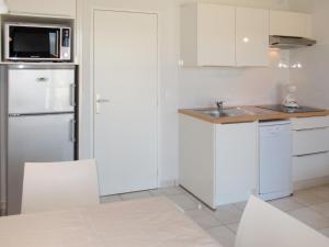 比斯卡罗斯海滩Apartment Résidence Belle Dune - BPL331 by Interhome的厨房配有白色冰箱和水槽