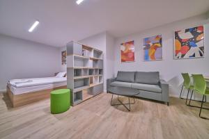 格但斯克Apartamenty Collegia的客厅配有沙发和1张床