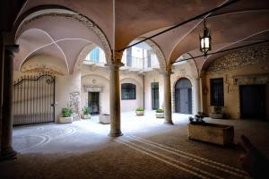 代森扎诺-德尔加达Corte Trento的大楼内带柱子和拱门的大走廊