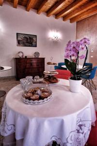 代森扎诺-德尔加达Corte Trento的一张桌子上放着一盘甜甜圈和鲜花