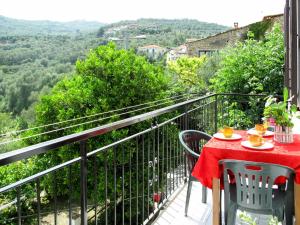 Costa CarnaraHoliday Home Casa Simona - DOL134 by Interhome的美景阳台配有桌椅