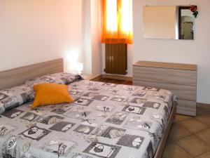 Costa CarnaraHoliday Home Casa Simona - DOL134 by Interhome的一间卧室配有一张床和一个梳妆台