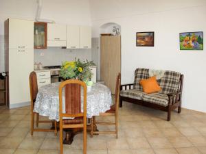 Costa CarnaraHoliday Home Casa Simona - DOL134 by Interhome的厨房以及带桌椅的用餐室。