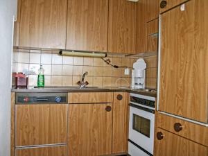 卡迪马里奥Apartment Bellavista-24 by Interhome的厨房配有木制橱柜和炉灶烤箱。