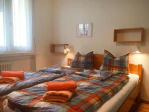 卡迪马里奥Apartment Bellavista-24 by Interhome的卧室内的一张带枕头的床
