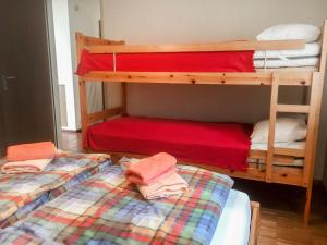 卡迪马里奥Apartment Bellavista-24 by Interhome的两张双层床,彼此相邻,位于一个房间里