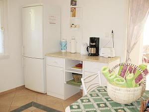 巴拉顿诺尔马迪Holiday Home Annemarie - ALD317 by Interhome的厨房配有白色冰箱和桌子