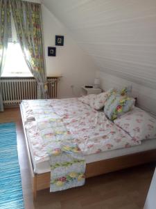 劳特尔巴赫Haus Wander-Lust的一间卧室配有一张带白色床罩和枕头的床。