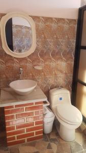 乌尤尼Asian House的一间带水槽、卫生间和镜子的浴室