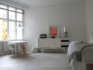 哥本哈根ApartmentInCopenhagen Apartment 743的白色的客房配有床、书桌和桌子