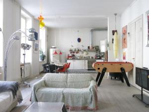 哥本哈根ApartmentInCopenhagen Apartment 743的客厅配有沙发和乒乓球桌
