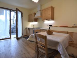 科奥恩Apartment Comfort-2 by Interhome的厨房配有一张桌子,上面有白色的桌布