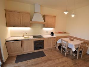 科奥恩Apartment Comfort-2 by Interhome的厨房配有桌子、水槽和炉灶。