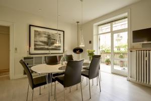 哥本哈根ApartmentInCopenhagen Apartment 1167的一间带桌椅的用餐室