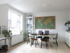 哥本哈根哥本哈根1159公寓的一间设有桌子和地图的墙上餐厅