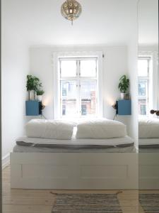 哥本哈根哥本哈根1159公寓的白色的卧室设有床和窗户