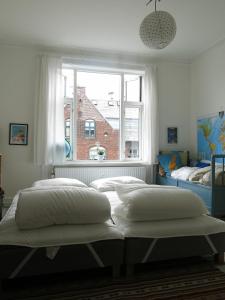 哥本哈根哥本哈根1159公寓的带窗户的客房内的两张床