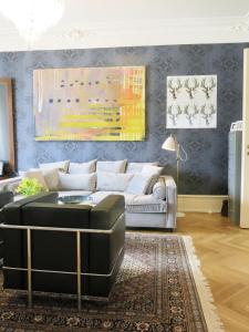 哥本哈根ApartmentInCopenhagen Apartment 1290的客厅配有沙发和桌子