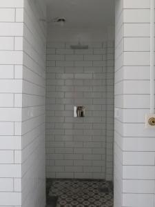 哥本哈根ApartmentInCopenhagen Apartment 1290的白色瓷砖淋浴间和卫生间