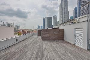 新加坡KINN Capsule的屋顶上的木甲板,享有城市天际线