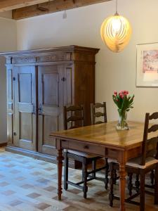 拉珀斯维尔-约纳Old Town Loft & Central Location in Rapperswil的一间带木桌和椅子的用餐室