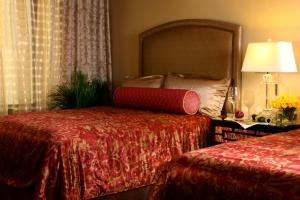 拉斯维加斯赛马俱乐部套房酒店的酒店客房,设有两张床和一盏灯