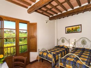 Sant' AlessioHoliday Home Renata by Interhome的一间卧室设有两张床和窗户。