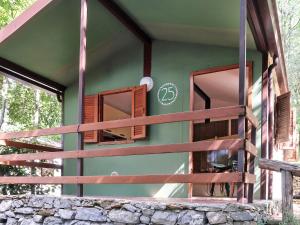 维拉诺瓦达尔本加Holiday Home Bungalow B - AEG401 by Interhome的绿色房子,设有窗户和围栏