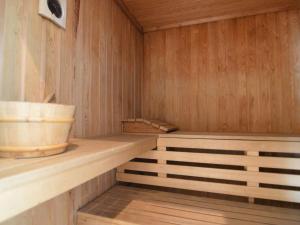 卢特伦Holiday home with pool sauna的木制桑拿,有木架和桶