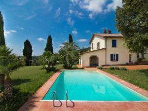 里帕尔贝拉Holiday Home Podere le Valli by Interhome的房屋前的游泳池