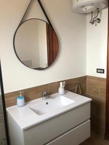 蒙泰亚尔真塔廖Panorama mozzafiato Argentario - Cala Piccola的浴室设有白色水槽和镜子