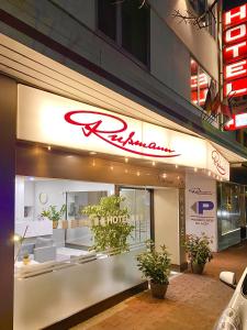 哥德巴赫Rußmann Hotel & Living的一家酒店前方的商店,标有酒店标志