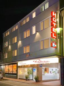 哥德巴赫Rußmann Hotel & Living的前面有标志的酒店大楼